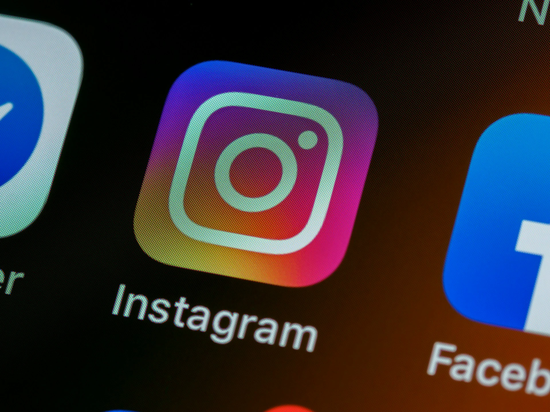 Meta concediază angajați &icirc;n mai multe departamente, inclusiv Instagram și WhatsApp