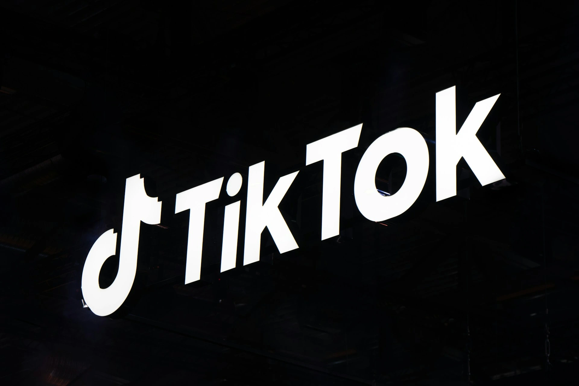 TikTok concediază sute de angajați &icirc;n cadrul schimbării Moderării Conținutului prin Inteligență Artificială