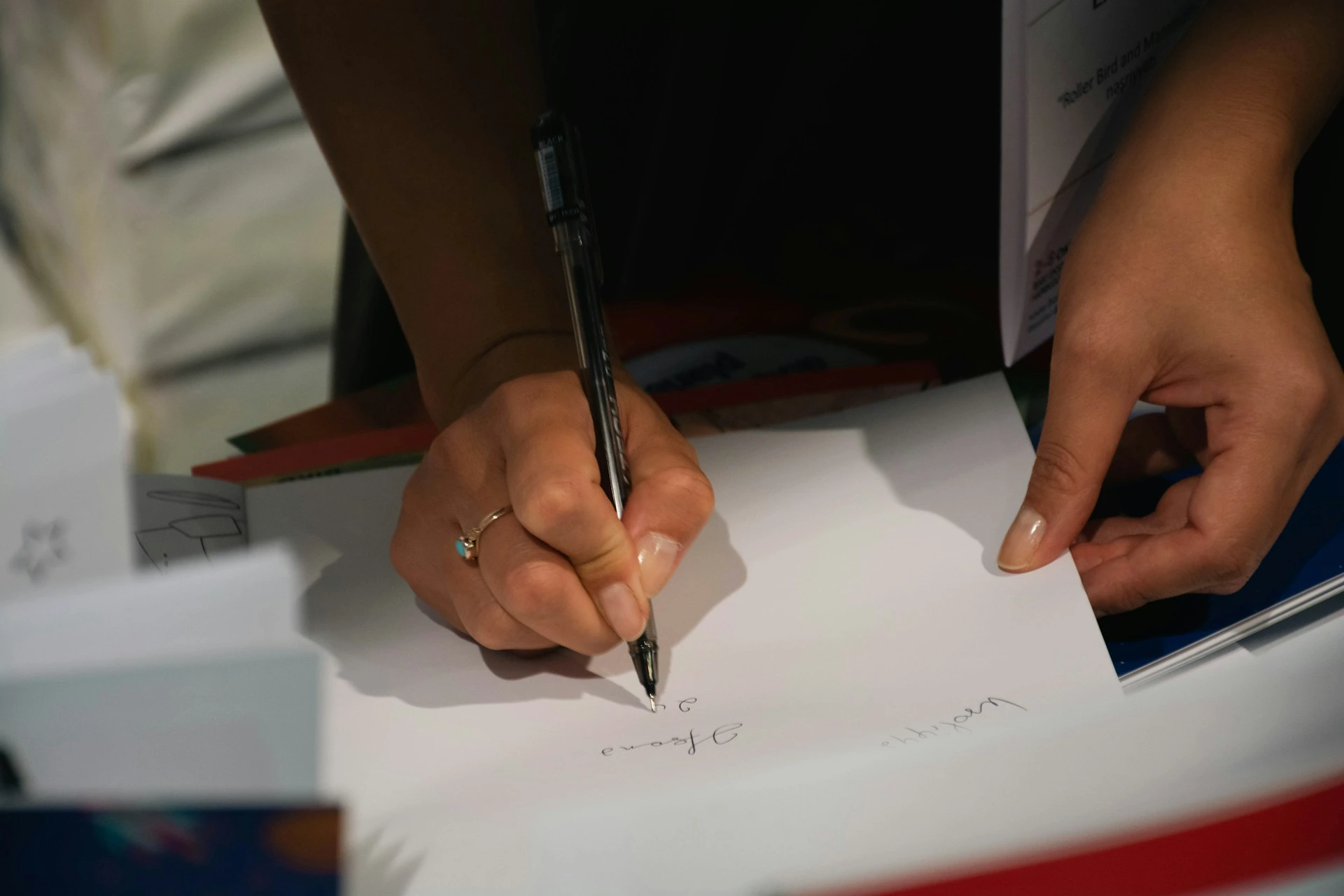 Mii de Artiști Semnează o Petiție pentru a Opri Modelele de IA să Str&acirc;ngă Date