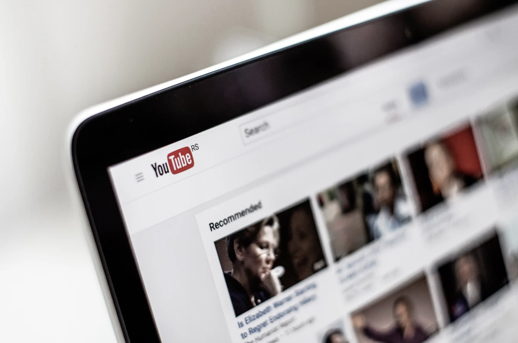Hackerii șantajează YouTuberii pentru a răsp&acirc;ndi Malware