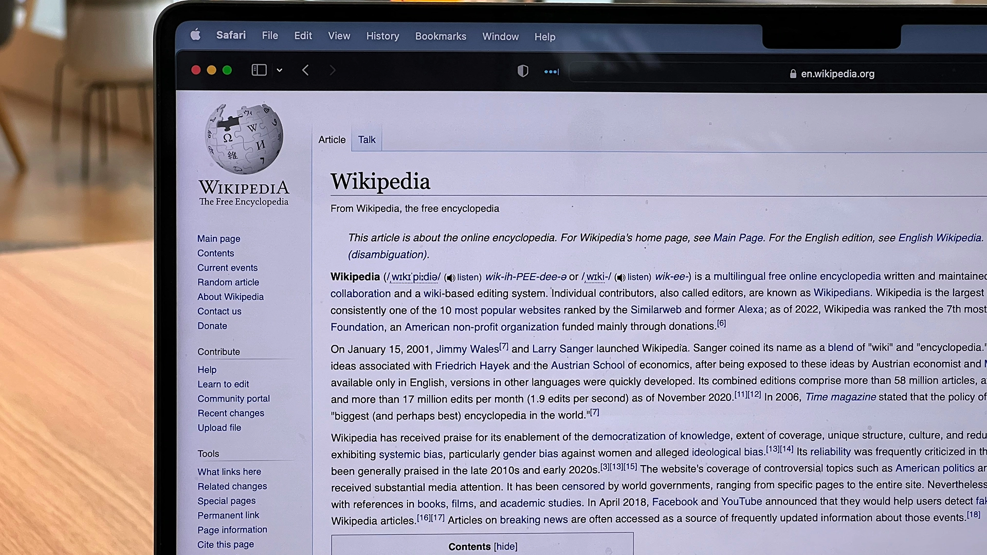 Boții AI supra&icirc;ncarcă serverele Wikipedia