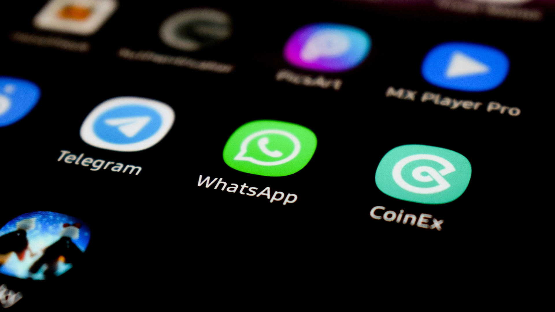 WhatsApp lansează reclame &icirc;n Status, adaugă funcții de canal plătit