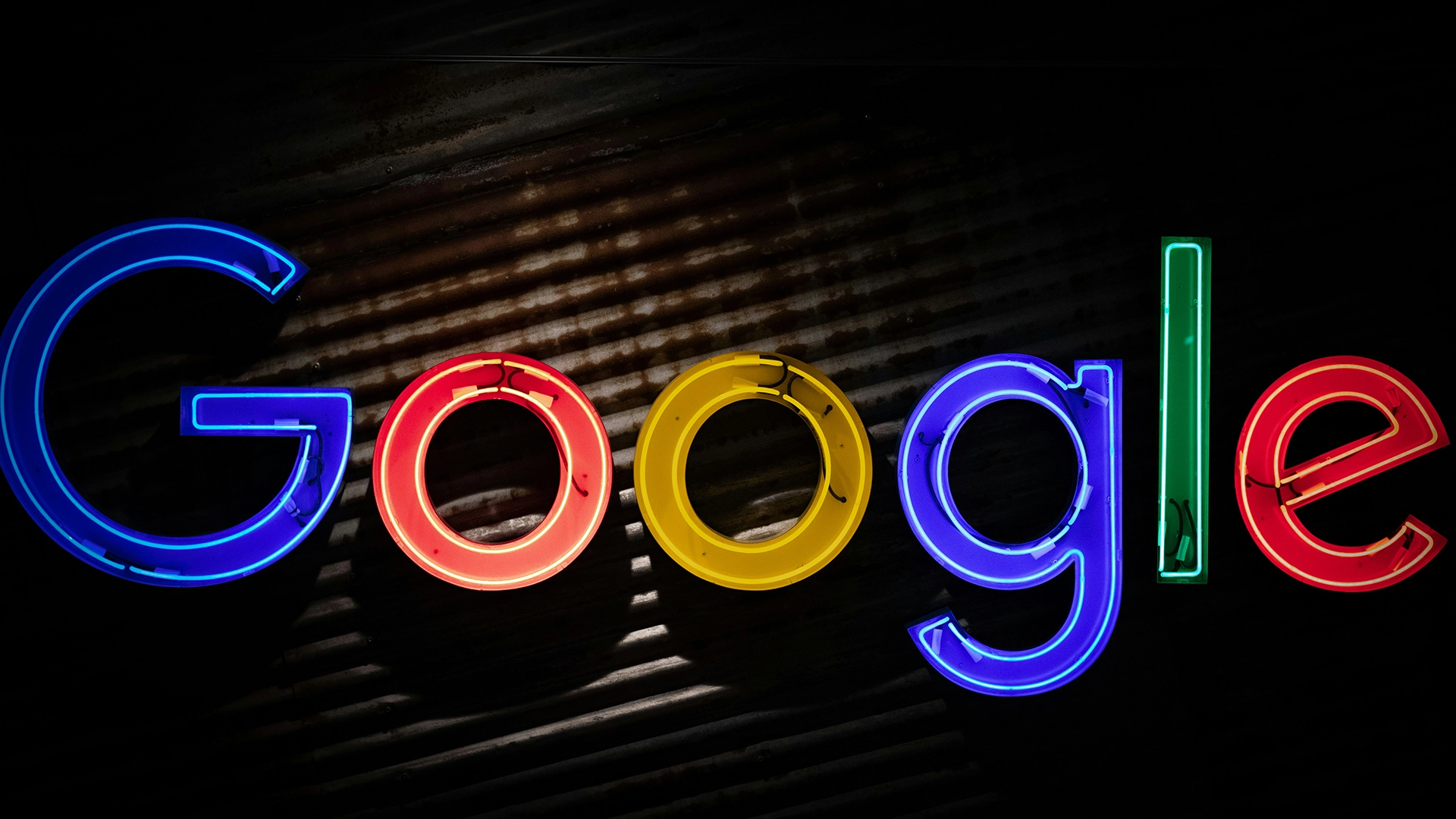 Google Se Confruntă cu Pl&acirc;ngere Antitrust &icirc;n UE pentru Prezentările AI