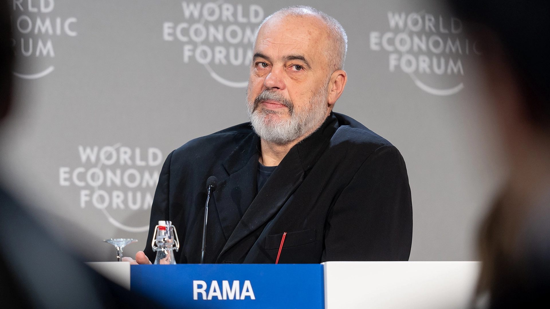 Albania Numește un Bot AI ca Ministru pentru a Combate Corupția